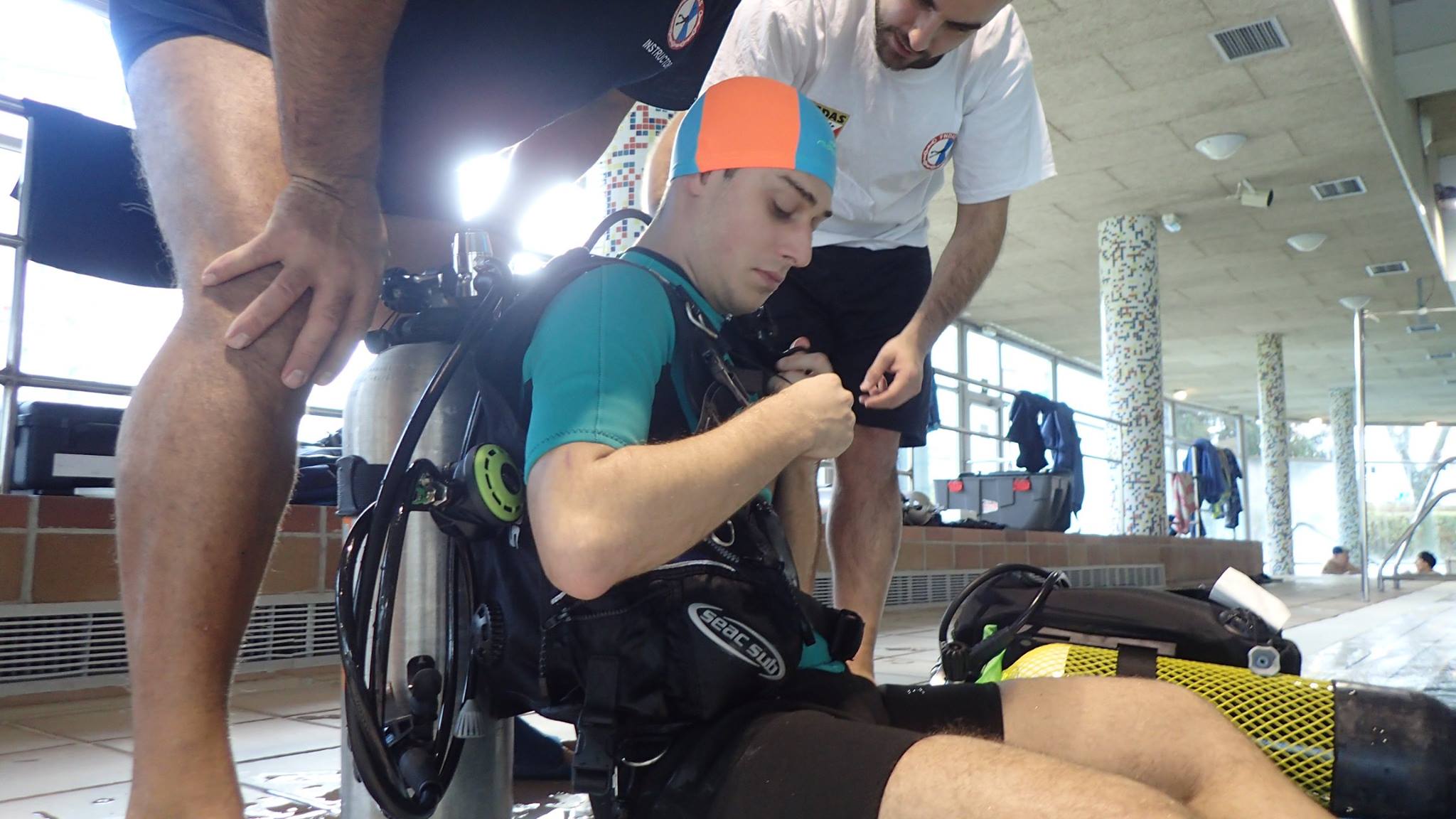 Sesiones de Buceo Adaptado con la colaboraci&oacute;n de estudiantes de la UPNA